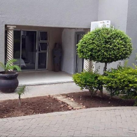 Toro Guest House Rustenburg Bagian luar foto