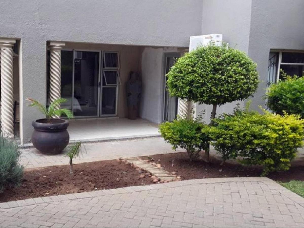 Toro Guest House Rustenburg Bagian luar foto