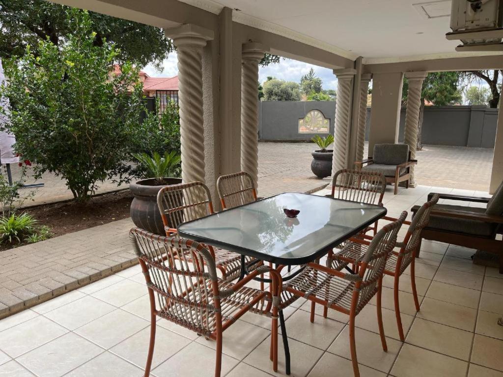 Toro Guest House Rustenburg Bagian luar foto