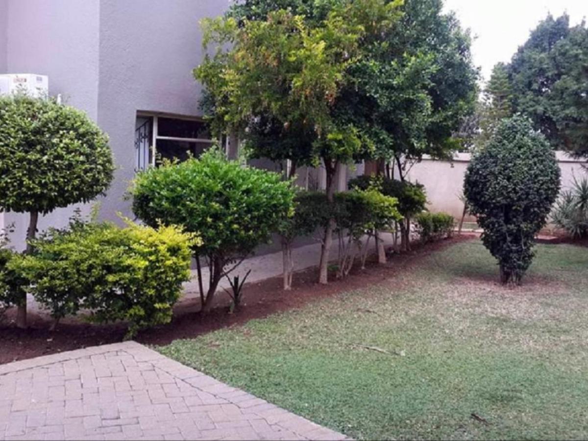 Toro Guest House Rustenburg Bagian luar foto