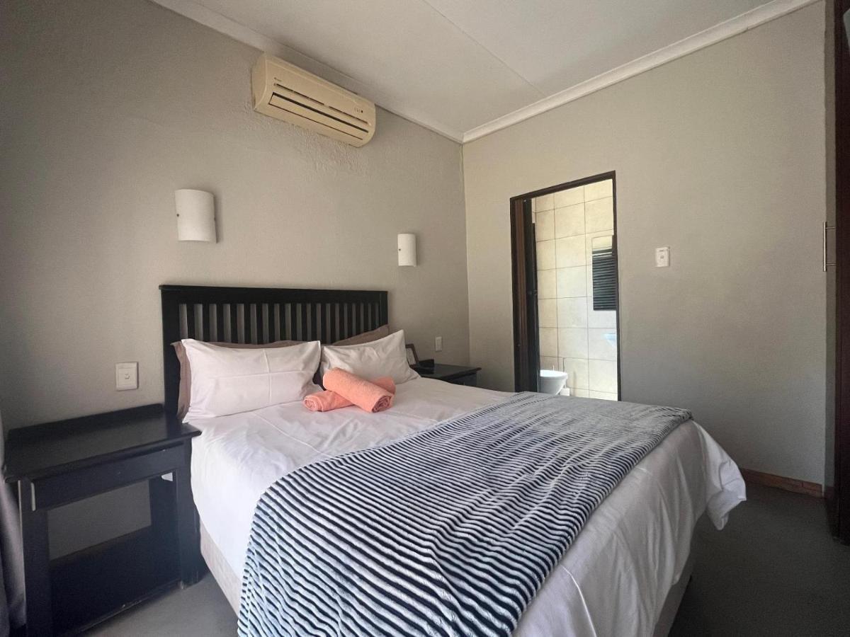 Toro Guest House Rustenburg Bagian luar foto