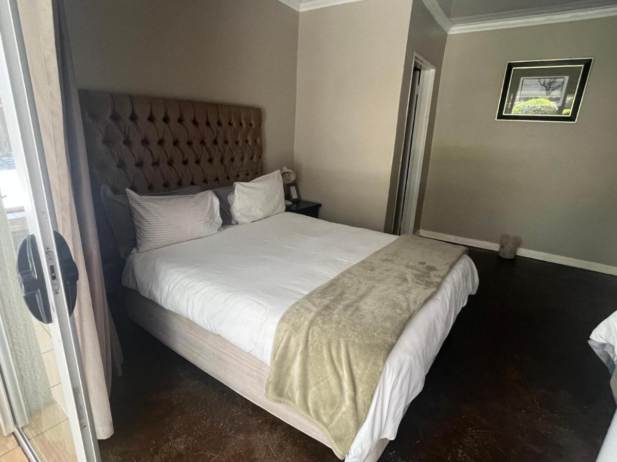 Toro Guest House Rustenburg Bagian luar foto