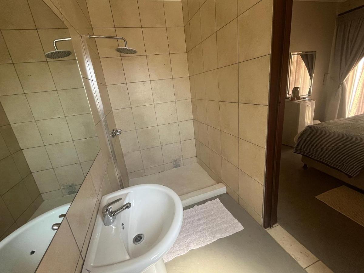 Toro Guest House Rustenburg Bagian luar foto
