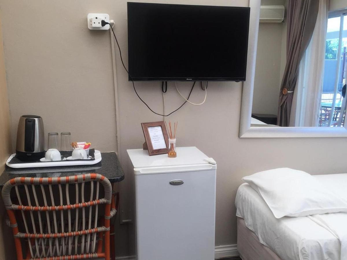 Toro Guest House Rustenburg Bagian luar foto
