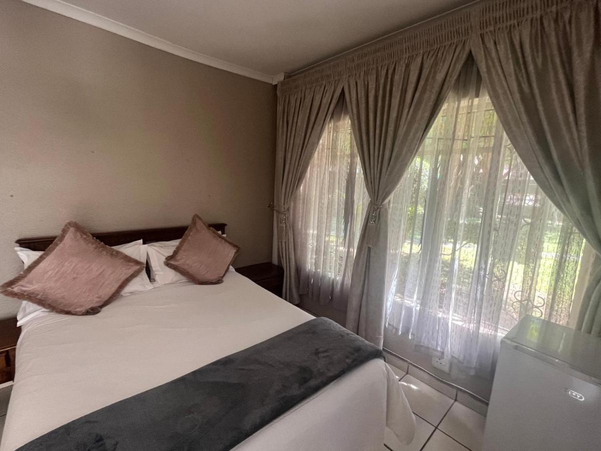 Toro Guest House Rustenburg Bagian luar foto