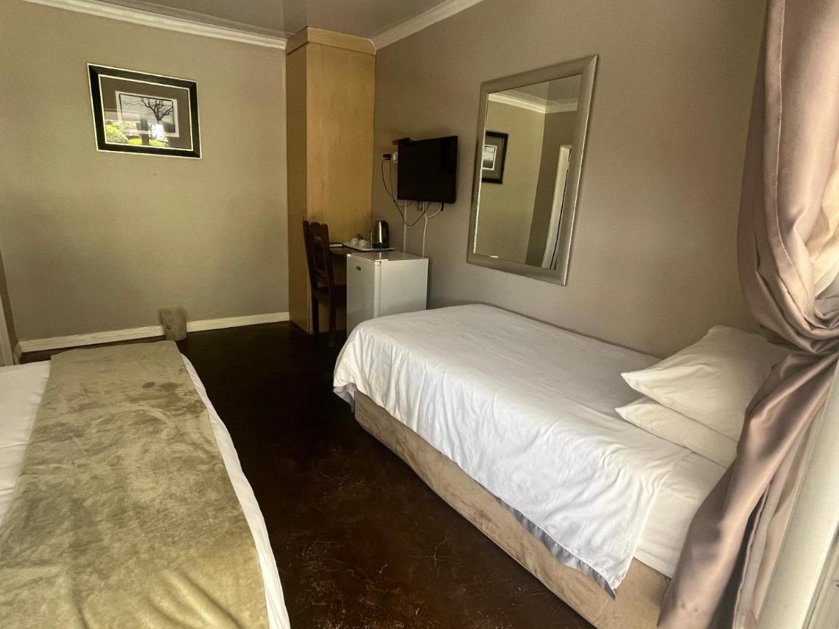 Toro Guest House Rustenburg Bagian luar foto