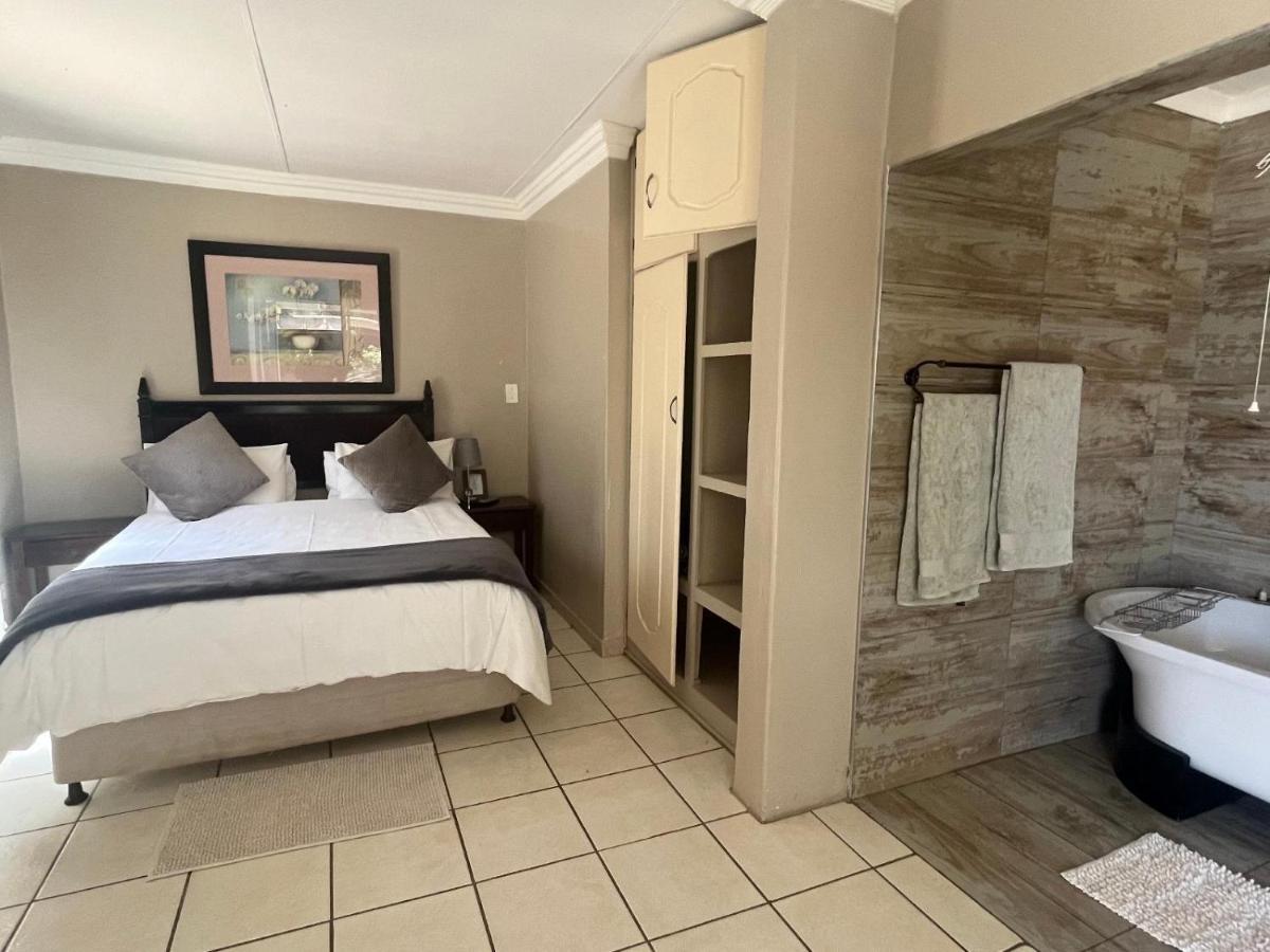 Toro Guest House Rustenburg Bagian luar foto