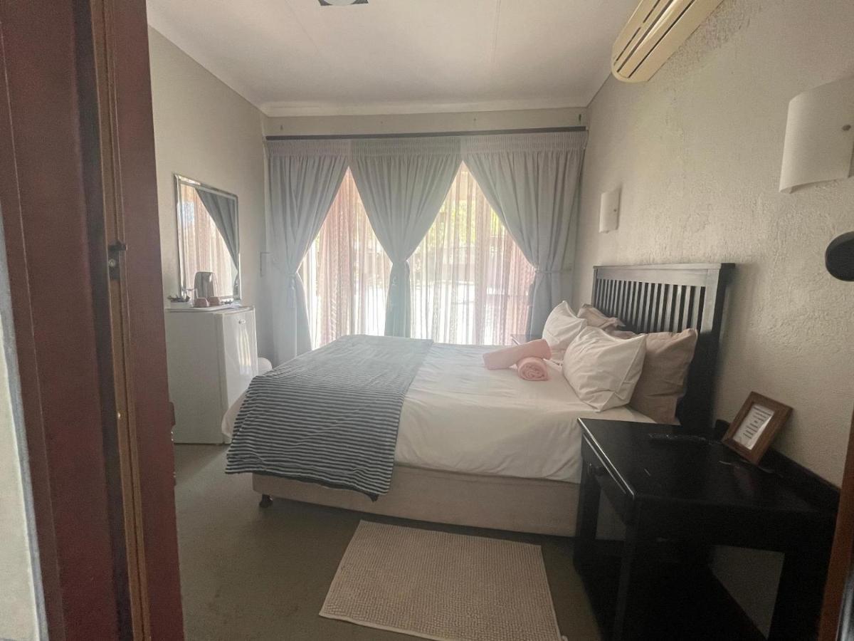Toro Guest House Rustenburg Bagian luar foto
