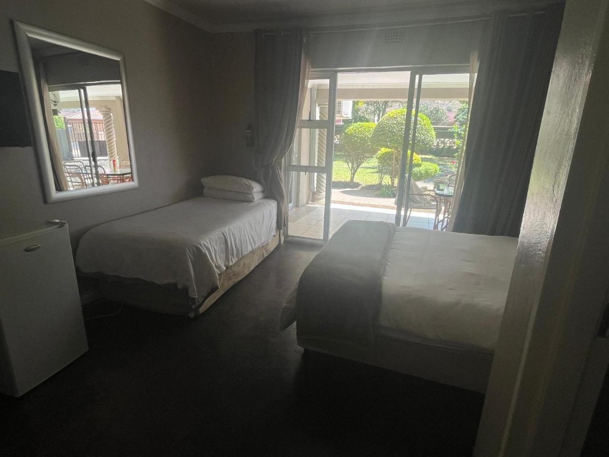 Toro Guest House Rustenburg Bagian luar foto
