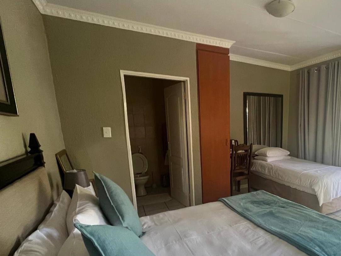 Toro Guest House Rustenburg Bagian luar foto