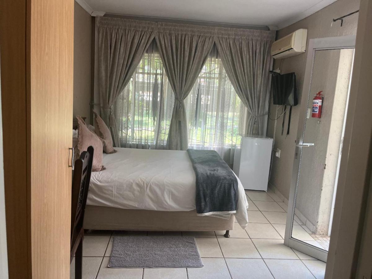 Toro Guest House Rustenburg Bagian luar foto