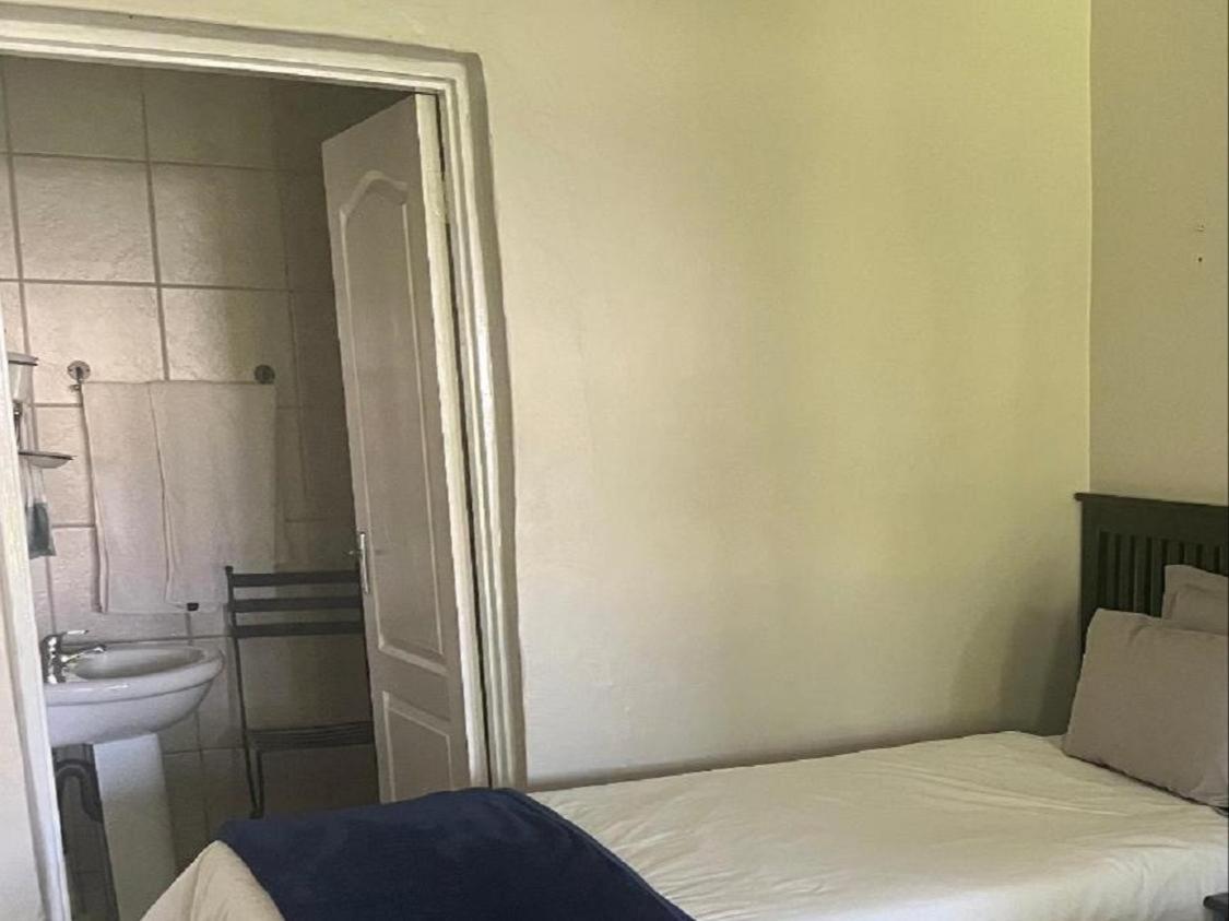 Toro Guest House Rustenburg Bagian luar foto